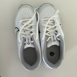 Kids Nike Diamond cleats. NEVER WORN.